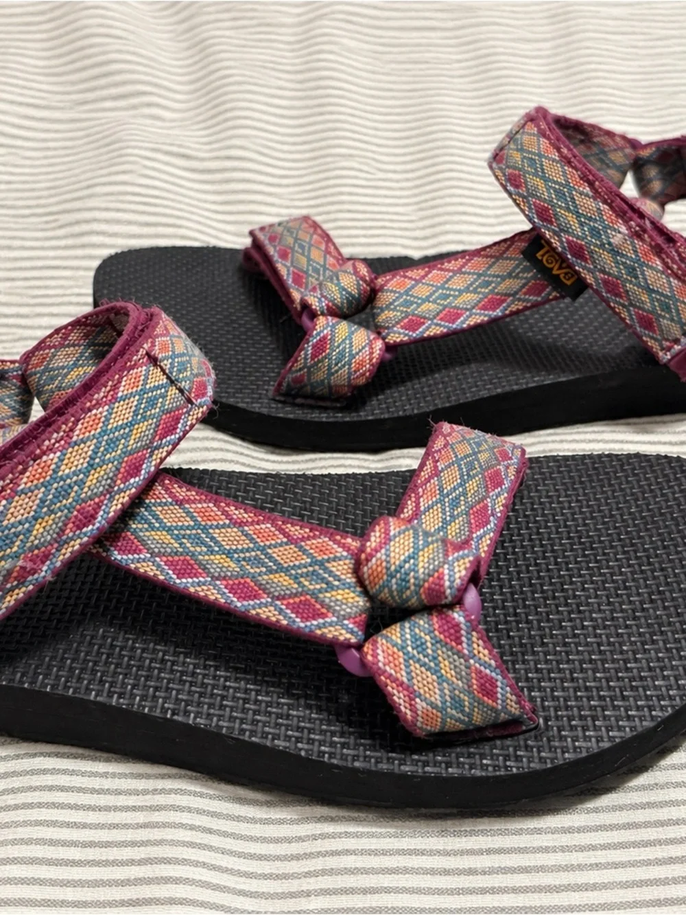 Teva Women’s Size 6 Original Universal Sandals Burgundy Geometric Woven Straps